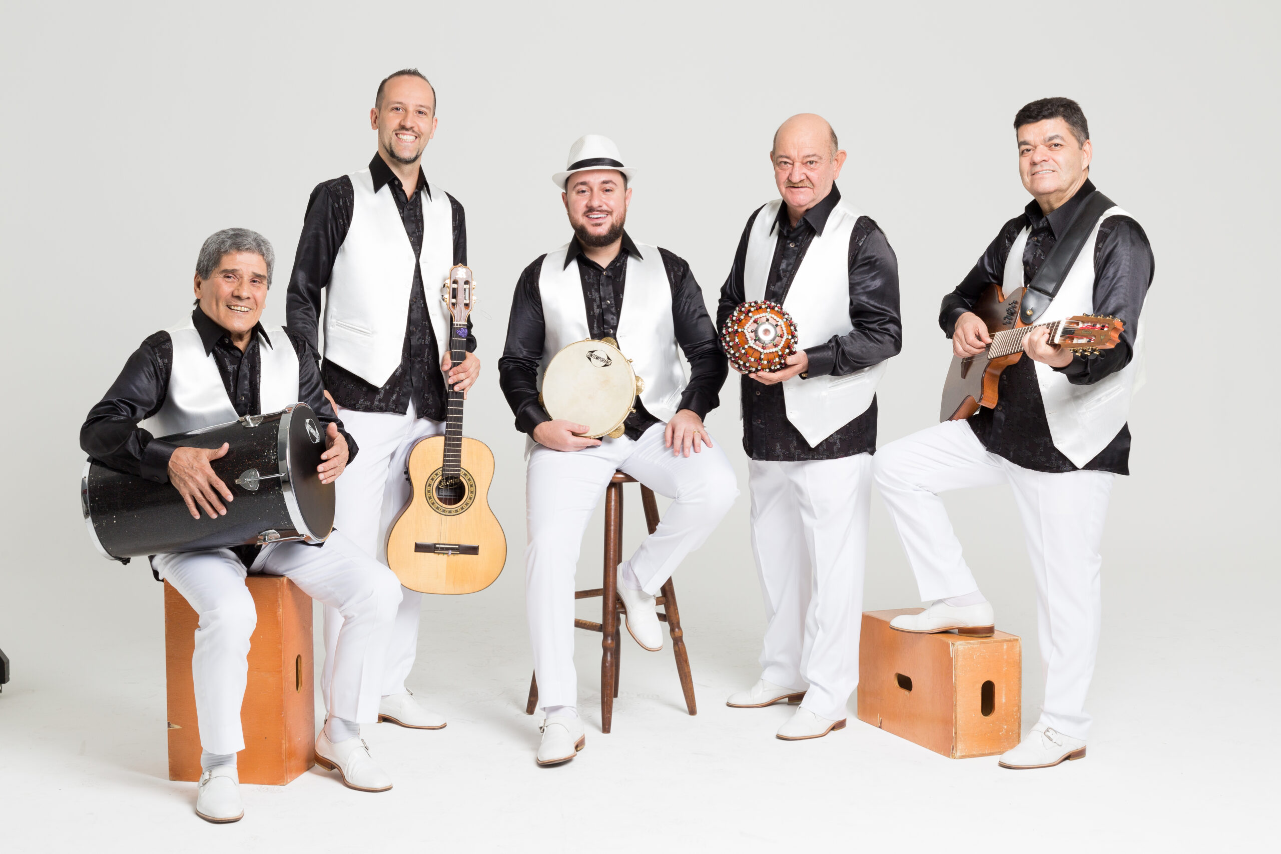 Demônios da Garoa fazem show no Teatro Michelangelo, em Blumenau, em fevereiro
