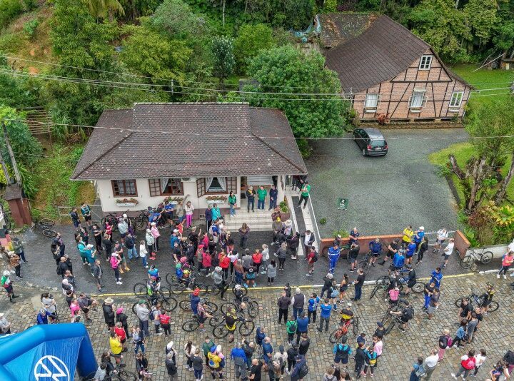 Cerca de 800 pessoas participam da 15ª Caminhada Ecológica e Cultural da Vila Itoupava