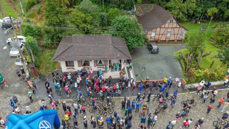 Cerca de 800 pessoas participam da 15ª Caminhada Ecológica e Cultural da Vila Itoupava
