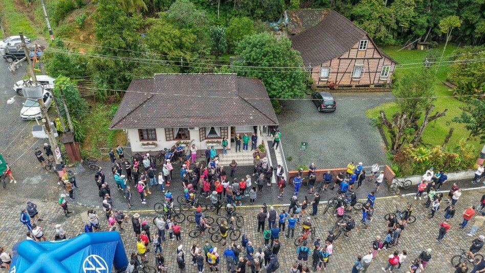 Cerca de 800 pessoas participam da 15ª Caminhada Ecológica e Cultural da Vila Itoupava