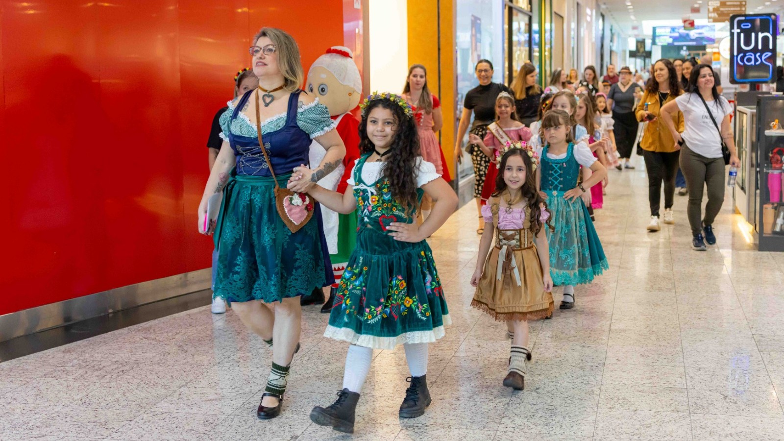 Desfile da 4ª Oktober Kids reúne crianças em trajes típicos no Norte Shopping, em Blumenau, a partir de 3 de outubro