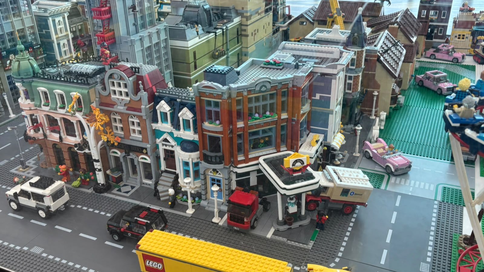 Exposição gratuita de Lego com cenários de filmes e séries está em cartaz no Norte Shopping, em Blumenau