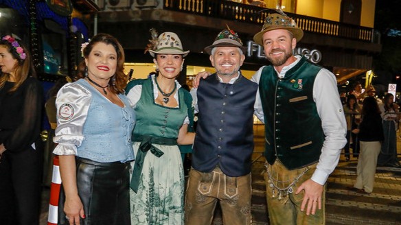 Primeiro desfile da Oktoberfest Blumenau 2026 leva grande público à Rua 15 de Novembro