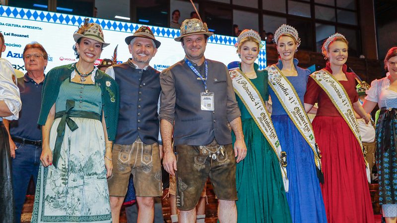 Sangria do barril abre oficialmente a 41ª Oktoberfest Blumenau