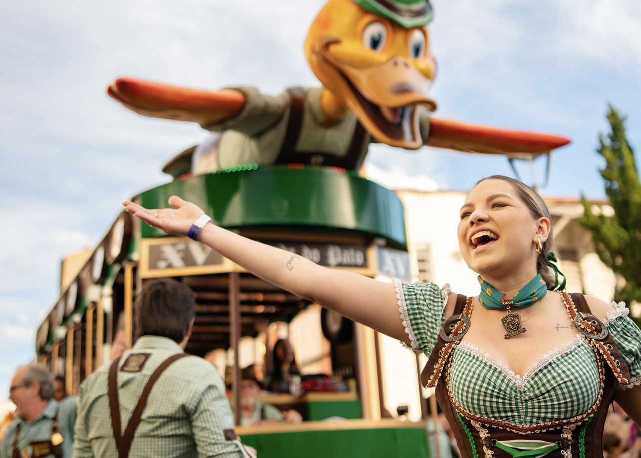 Venha ver! Desfile da Oktoberfest, do sábado, 17!