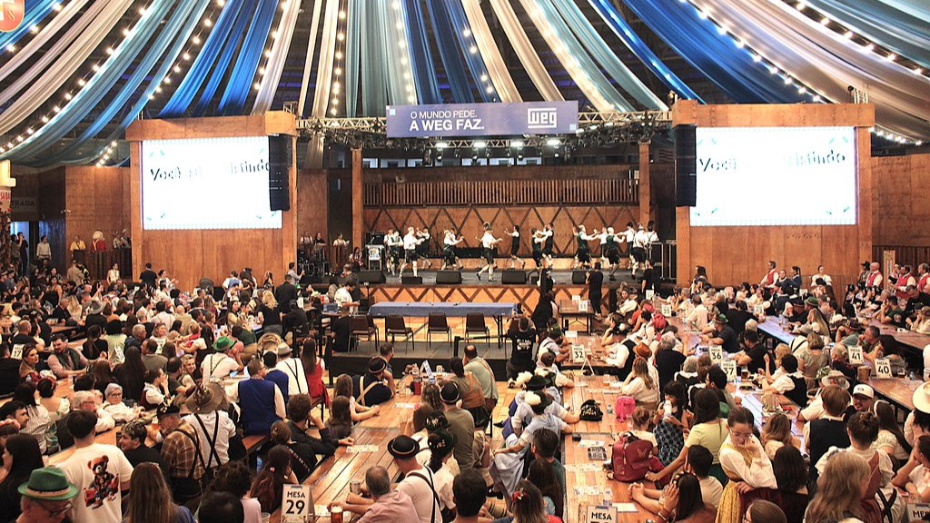 Festival de Danças Germânicas reúne 25 grupos no Galegão durante a Oktoberfest Blumenau